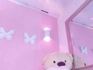 littleari from CamSoda