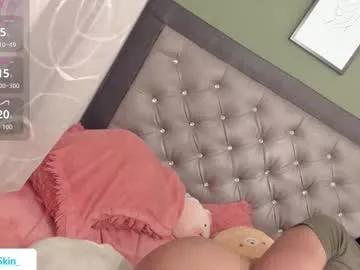 Freechat ebonyskinn on Chaturbate