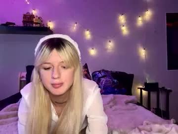 fluffy_delle on Chaturbate