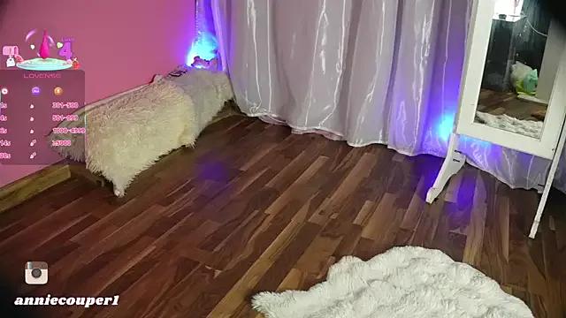 AnnieCouperr on StripChat 