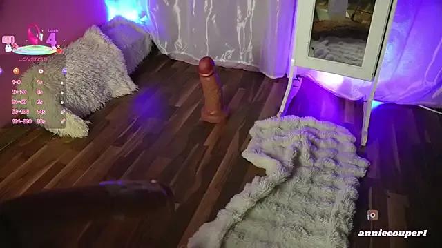 AnnieCouperr on StripChat 
