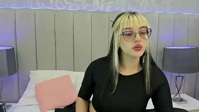 Bella_Bleu from StripChat