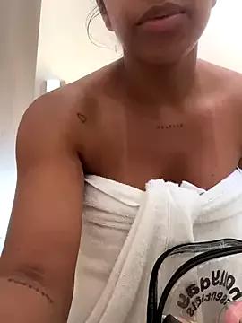 Brunettexio on StripChat