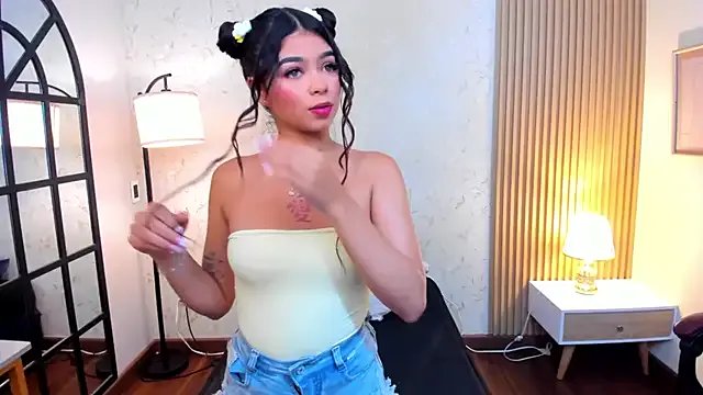 emeraldbell on StripChat