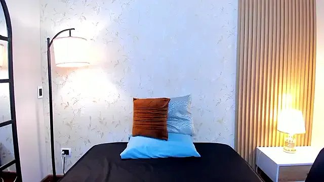 emeraldbell on StripChat