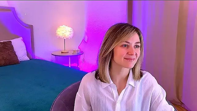 EmeraldGlow on StripChat