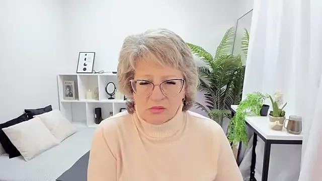 EvelynJoyful from StripChat