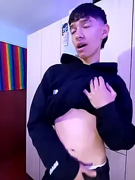 heyy_noah11 on StripChat 