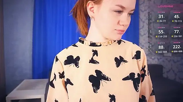 KarlynGow — Lick my hot lips closeup