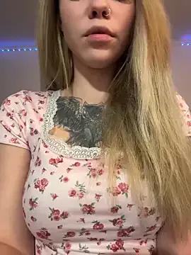 KittyMissyX —  squirting in toilet +Boobs