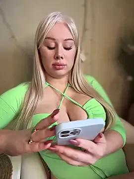 LaraHollywood on StripChat 