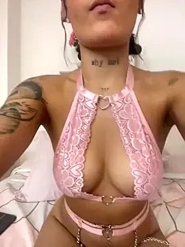 LauraRaider on StripChat