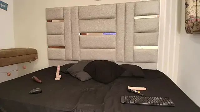 LittlePeach_ on StripChat