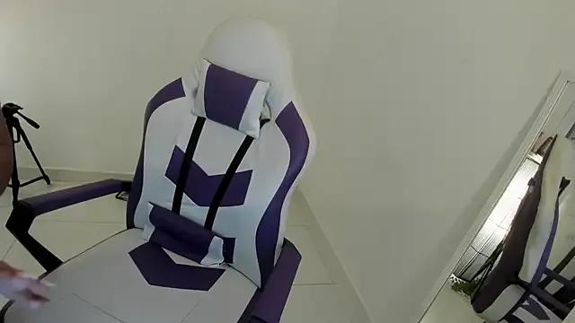 Lucy_Strong on StripChat