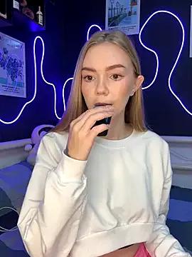 MilaMoone on StripChat