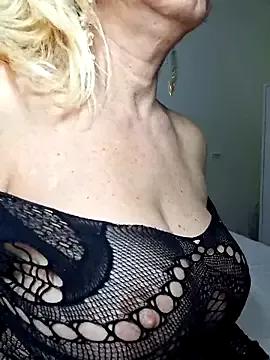 milfevapeccato — SHOWS HER PUSSY AND MASTURBATES/ENSEA E