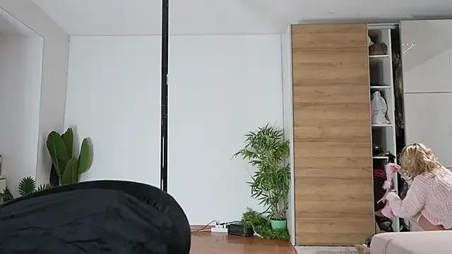 missdaisydiamond777 — Suck big dildo