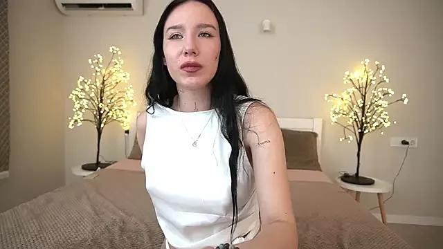 NikkiGoldSide on StripChat 