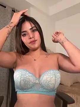 Sara-Evans on StripChat 