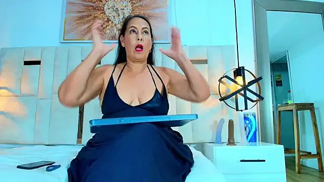 Sara_BigAss- on StripChat