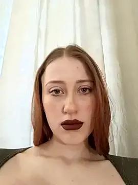 Susiee_Redd — Naked and fingering pussy