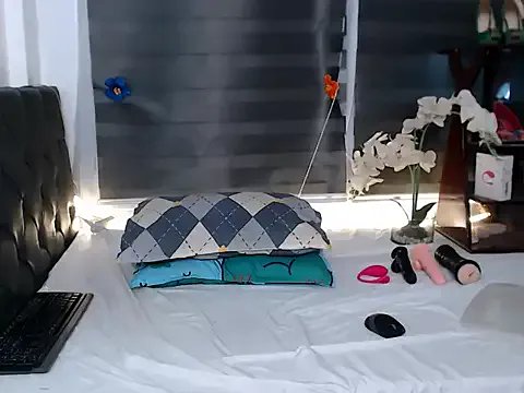 sylvannia_cumslut on StripChat