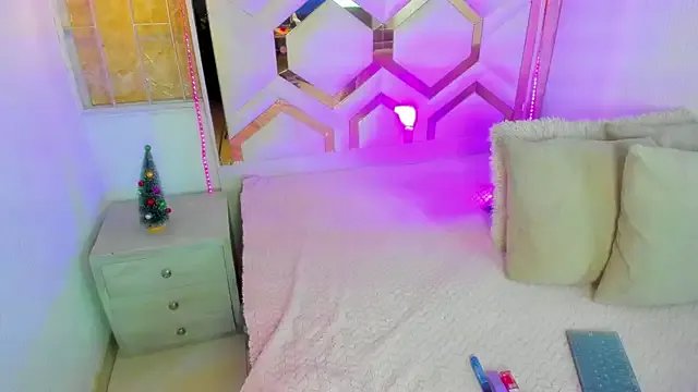 Venuss1_ on StripChat