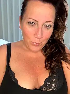 xsexycurvymilf on StripChat